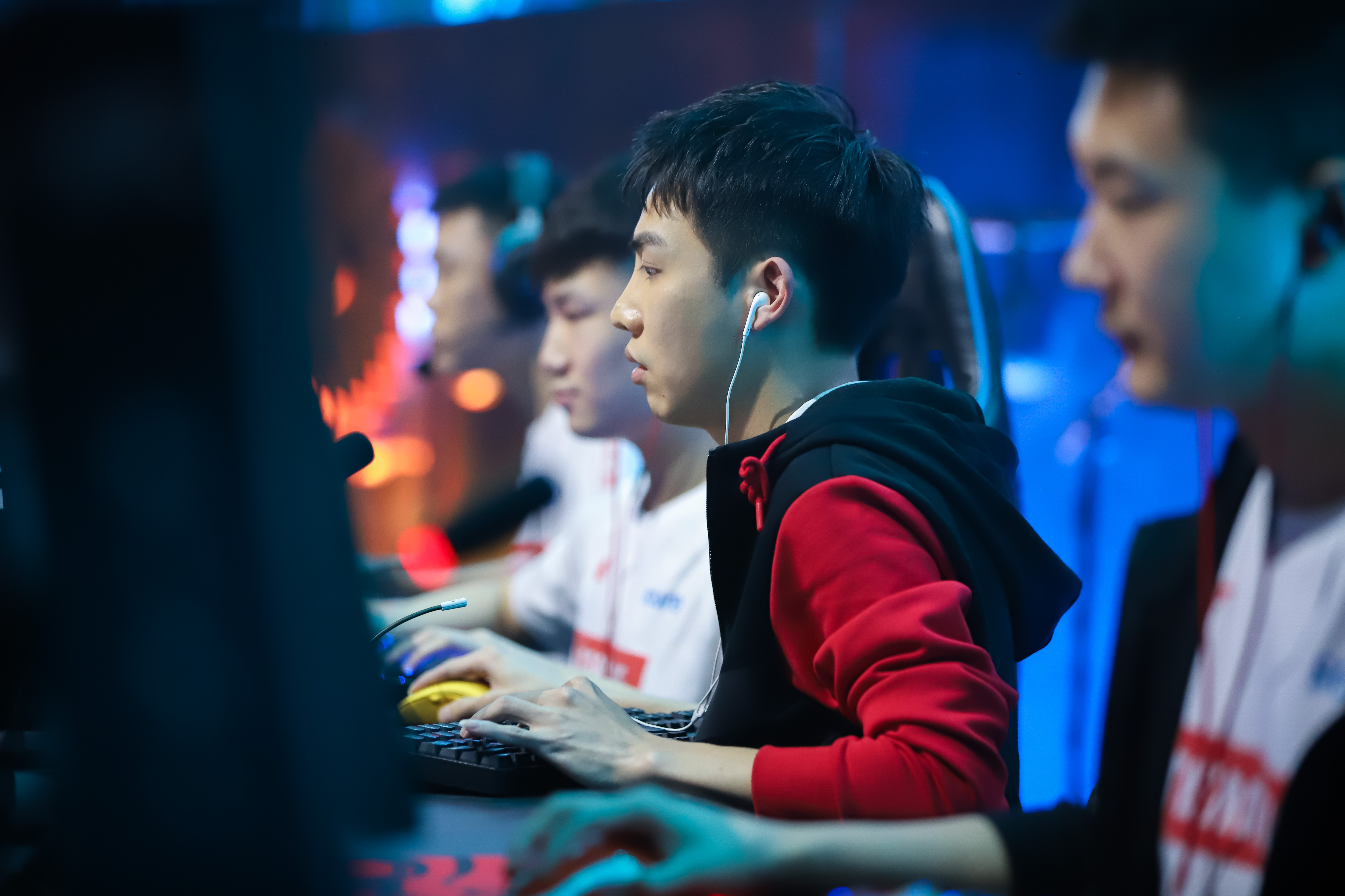 九游娱乐-中国电竞联赛再现NIKE标志小粉红崩溃(耐克入局电竞,与lpl达成四年鞋服赞助合约)