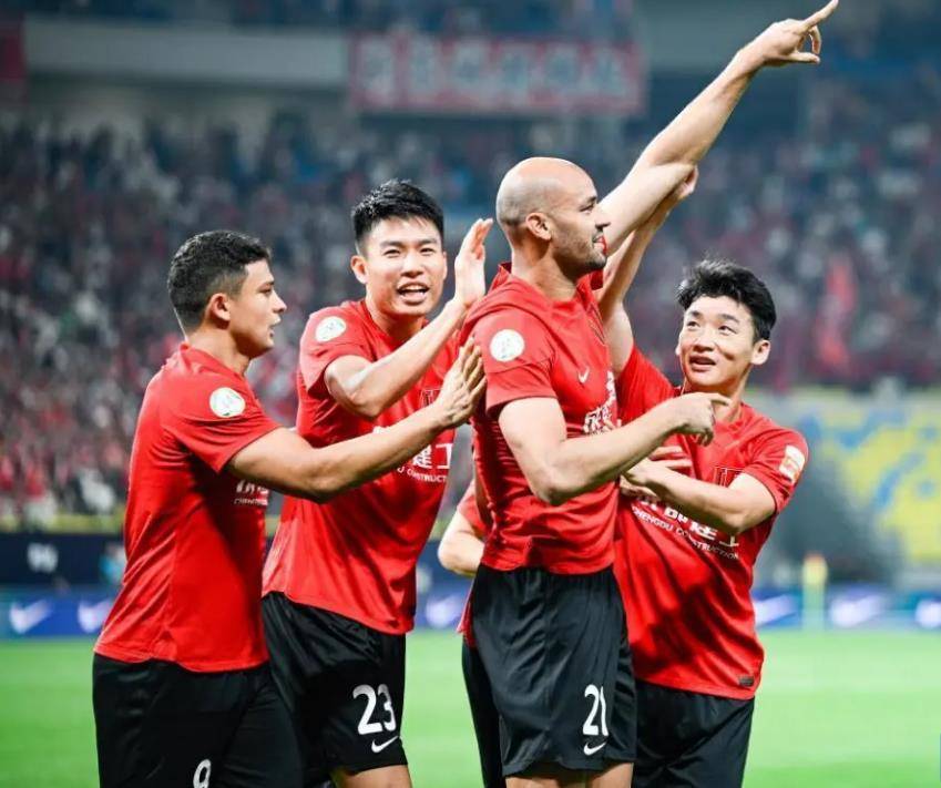 九游娱乐官方网站-足球报：蓉城夏窗操作势在必行胡荷韬预计至少