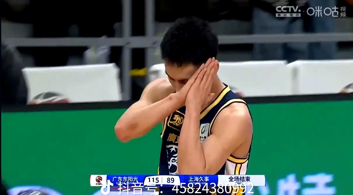 广东外援贝兹利突发受伤倒地无奈坐轮椅离场