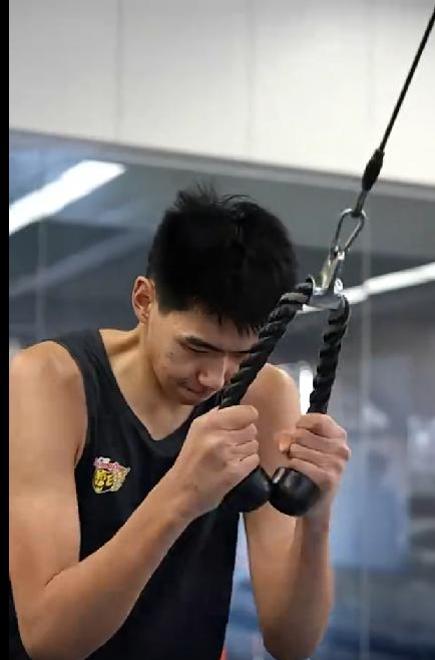 包含广东男篮张昊训练日常投射训练&结合球出手的词条