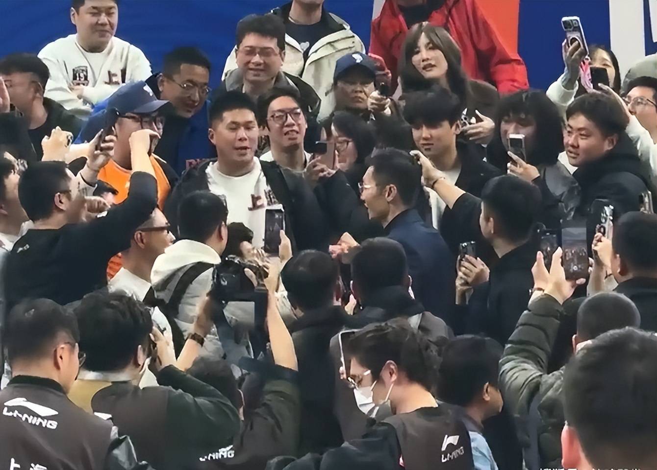 九游娱乐官方平台-上海男篮啦啦队分享日常：赛场上熟悉的味道