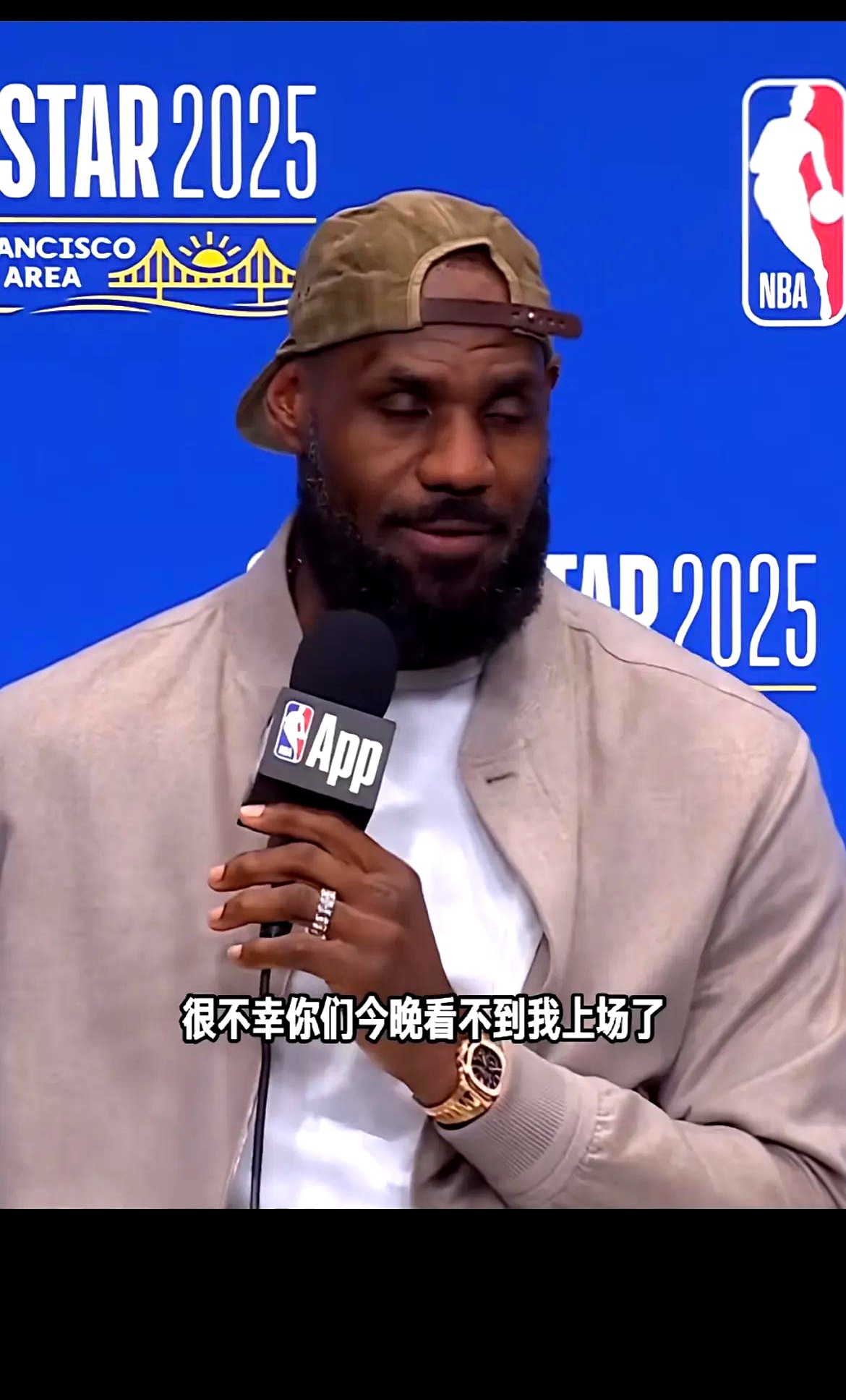 九游网页版-关于真开心！詹姆斯返回球员通道狂亲队友母亲，随后一路小跑回更衣室的信息